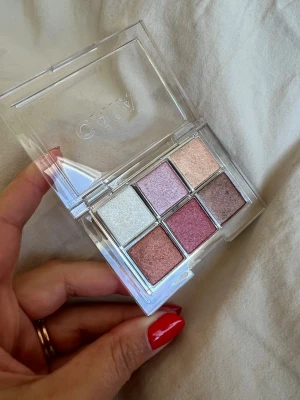 Caia Ögonskuggspalett  - Caia Disco Fever Eyeshadow Palette, endast testad en gång. Rosa, bruna, bronze färger