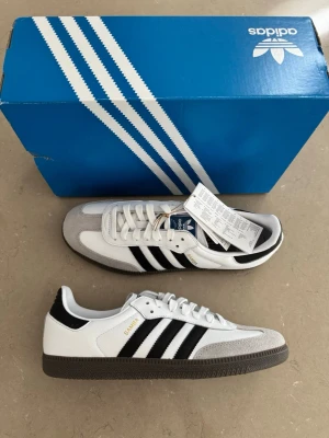Adidas samba HELT NYA! - Säljer ett par helt nya Adidas samba som aldrig är använda. Fick i present men hann ej lämna tillbaka. Storlek 43 1/3, motsvarar 43. Tveka inte att höra av dig vid frågor, mvh Elliot 