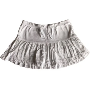 Vintage lowwaist miniskirt/ minikjol/ tygkjol, y2k/ cyber/ alt/ coquette/ 2000s/ 00tal - Söt lågmidjad vit minikjol!