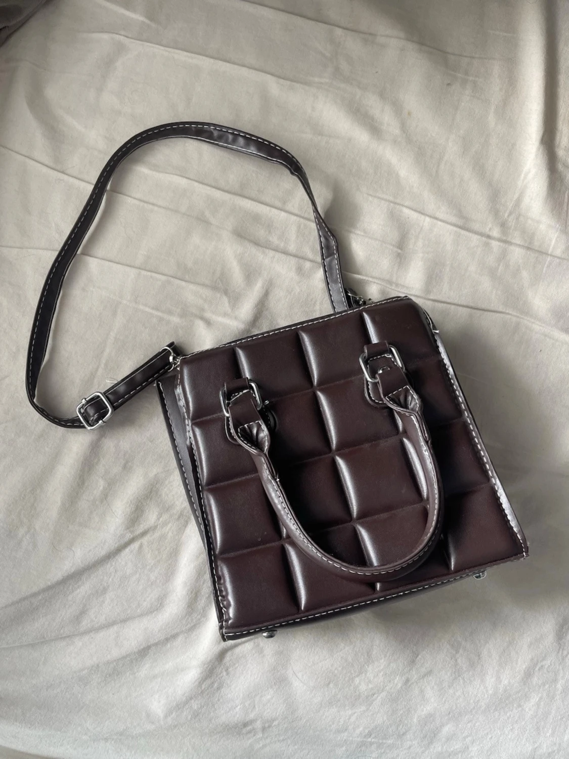 Brun quiltad handväska med axelrem - 1
