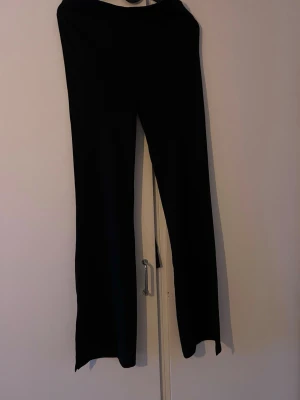 Svarta utsvängda leggings - Säljer ett par svarta leggings med utsvängda ben. De har hög midja och är tillverkade i ett stretchigt material som sitter skönt på kroppen. Perfekta att styla med en oversized hoodie eller crop top för en chill look.