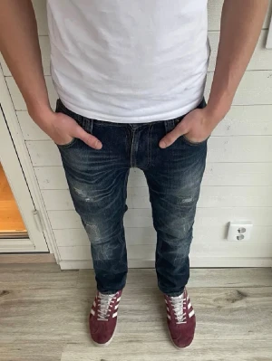 Straight fit jeans - Säljer ett par mörkblå as snygga straight fit jeans med snygga lagningar. De är W29/L32.