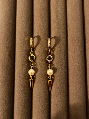 Snygga örhängen  - Egengjorda  Rostfritt stål Vid köp av flera smycken klicka gärna på bundel knappen!🥰 Gratis gåva vid köp av mer än 3 smycken💕