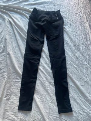 Träningstights - Säljer dessa tränibgstights från Dfyne som är helt oanvända. Ursprungspriset är ungefär 530kr.