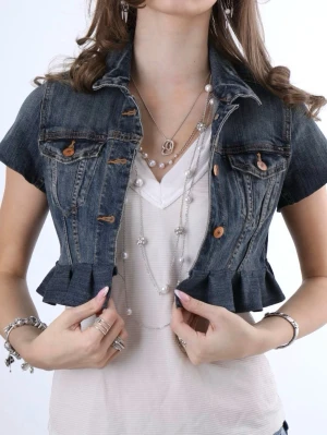 Unik jeans bolero med volanger  - Jättefin jeans bolero som funkar perfekt för att lägga till ännu ett lager på outfiten och därmed göra den mer unik!!🪽  Boleron är i storlek S, så hade passat någon som vanligtvis bär den storleken i överdelar, alternativt storlek XS!!  - Modellen är 175 cm lång och bär vanligtvis XS-S i överdelar.   Boleron är i jättebra skick och har inga defekter (vad vi märkt)!!  Vid frågor eller funderingar - tveka inte att höra av dig🪽