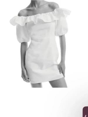 Vit klänning hm  - Supersöt klänning från hm, perfekt till student❤️ storlek 38. Litet hål vid armhålan/dragkedjan men inget som syns tydligt när man har på sig den