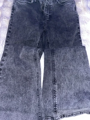 Svart gråa jeans från Gina tricot  - Säljer dessa eftersom att dem är lite för långa för mig. Det är storlek 34/XS på dem. 