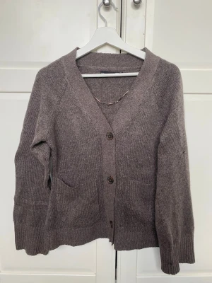 Brun kofta från lager 157 - Den trendiga bruna koftan från lager 157, endast amvänd en gång, litet hål på armen som jag märkte va där efter jag köpt den, men har tvättat den och hålet blev inte värre eller större. 