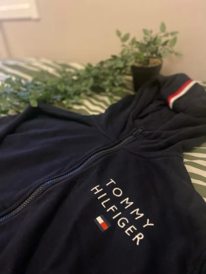 Tommi hilfiger ziphoodie - Väldigt bra skick bara ljuset på bilderna som är dåliga SMS om ni vill ha bättre bilder