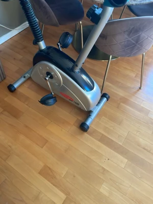 Träningscykel silver och svart - Säljer en träningscykel i silver och svart med justerbart styre och pedaler. Modellen heter RPM 1000 och har en stabil ram i metall. Perfekt för hemmaträning och enkel att flytta runt tack vare sin kompakta design.