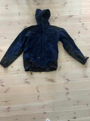 Vintage klättermusen jacka - Hej!  Säljer en vintage klättermusen vattentät skaljacka i nära mint skick.   Blå med gråa inslag.  Storlek XL   Hälsningar//  Ludvig