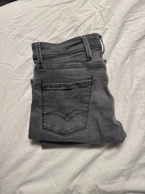  replay anbass - Ett par stilrena replay jeans som är smått använda mesta dels legat i garderoben, W30, L 32. Hör av dig för frågor, priset går även att diskutera!👍