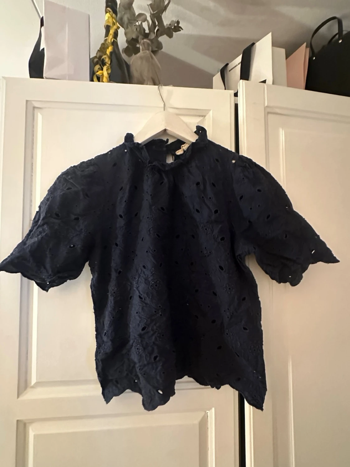 Mörkblå broderad blus från Lindex