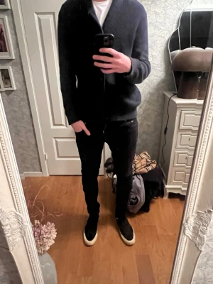 Svarta slim fit jeans - DonDup jeans i väldigt gott skick och personen på bilden är 188 cm  78 kg. Köpta för runt 3000 och säljs för 599. Mer frågor eller bilder är det bara att ställa 