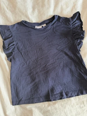 Mörkblå topp - Supersöt mörkblå topp från Gina Tricot med volangdetaljer på ärmarna.🫶🏼