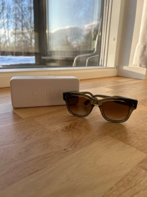 Gröna CHIMI solglasögon - Snygga solglasögon från CHIMI i en grön färg. Använd fåtal gånger, inprincip nya. Köpte dem helt nya för 1200kr