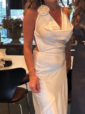 Satin klänning  - Snygg klänning i satin.  Öppen rygg 