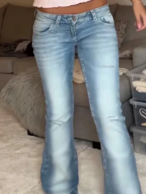 Low waist bootcut Gina 14+jeans med slitningar  - Jättefina jeans från Gina 14+ i storlek xs och är bara använda några få gånger! Är 165 och de passar perfekt i längden💗