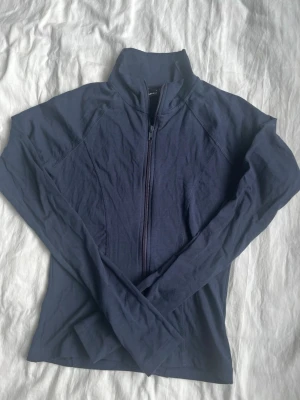 Mörkblå ziptröja ifrån Gina tricot 💞 - Storlek S. 🫶🏻 Passar perfekt som träningströja. 😇