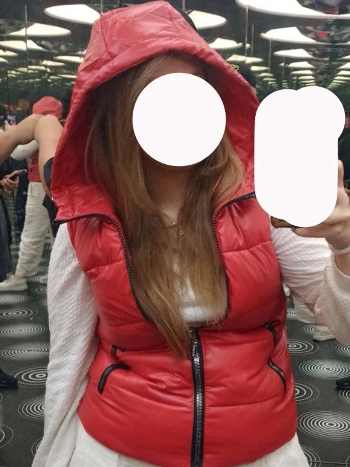 Röd dunväst med huva och dragkedja