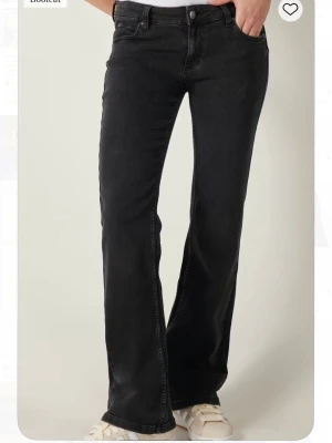 Jessica svarta jeans  -  Säljer jeans i färgen True to Black i modellen Bootcut, Low waist med Utsvängda ben. Dom är i storleken W27 och L33, dom passar mig som är 170 cm lång bra. 😊 