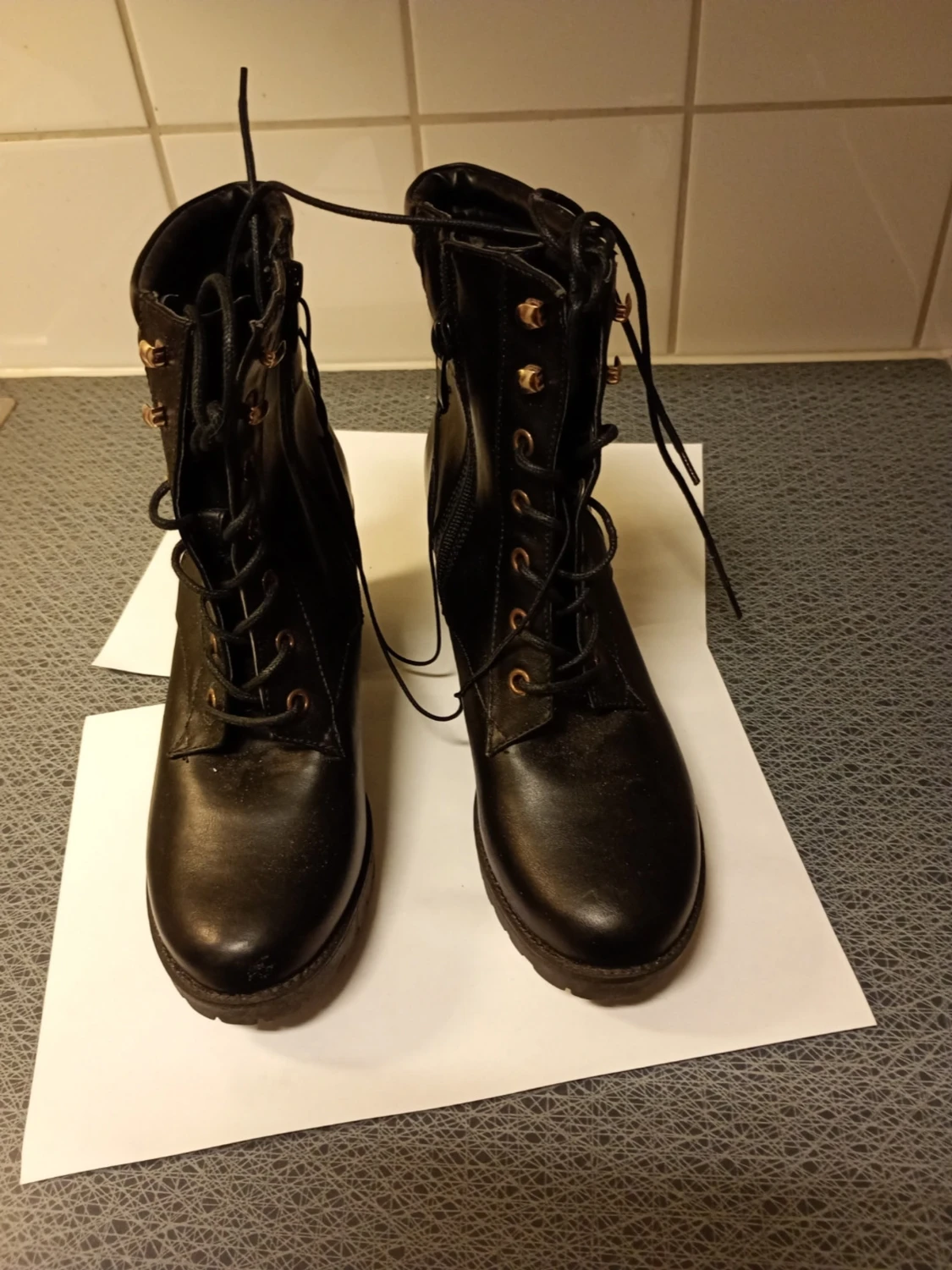 Svarta boots med klack och snörning stl 39  - 1