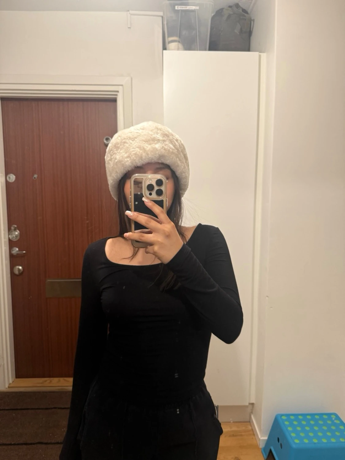 Beige fluffig pälsmössa - 1