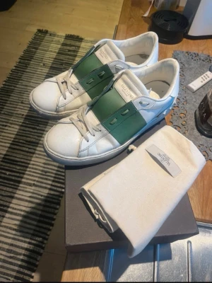 Valentino Open Grön - Tja! säljer nu mina sparsamt använda valentinos i färgen grön | storlek 43 | färg grön | skick 8,5/10 | tillkommer box och dustbag | bytte snören för inte så länge sen | Hör av dig vid fundering eller fler bilder. 