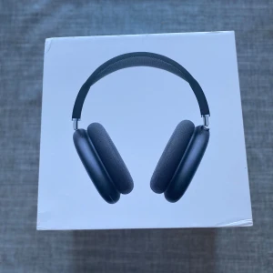 AirPods Max  - Apple AirPods Max i nyskick, komplett med originalförpackning och tillbehör. Trådlösa over-ear hörlurar med aktiv brusreducering, hög ljudkvalitet och elegant design. Inga synliga repor eller slitage, ser ut som nya. Perfekt för musik, film och samtal.       Den är Kopia men funkar som vanligt helt och märks absolut ingen skillnad.