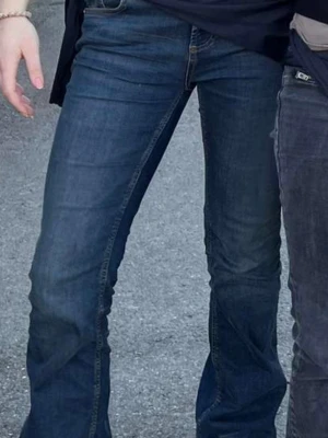 Flared jeans - Mörkblåa flared jeans med jätteskön kvalité💗