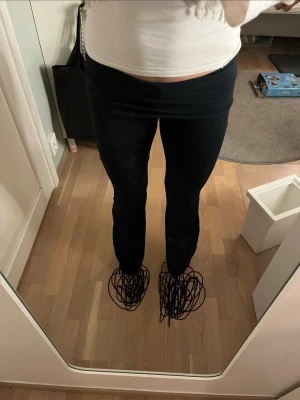 Svarta yoga pants, low waist! - Säljer ett par svarta yoga pants som är boot cut. De är vikbara längst upp och har inga fickor. Säljer för att de är för korta💕