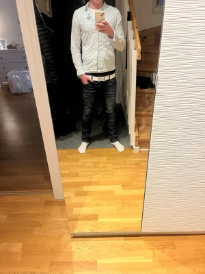 Ljusblå skjorta från Lyle & Scott - Säljer en stilren ljusblå skjorta från Lyle & Scott med klassisk krage och knappstängning framtill. Skjortan har lång ärm och den ikoniska loggan broderad på bröstet. Perfekt för dig som gillar en clean och enkel look.