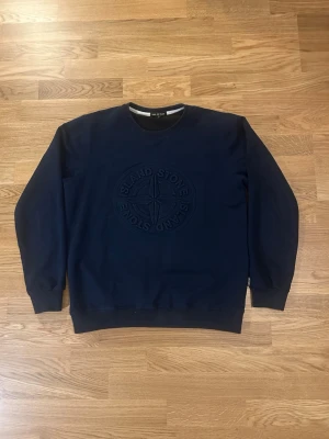 Stone Island tröja - Mörkblå sweatshirt från Stone Island. Storlek M, köpt i en secondhand butik i Italien så vet inte om den e äkta.