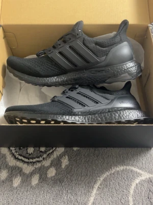 Ultraboost 1.0 Storlek 42 - - Adidas Ultra boost 1.0, Storlek 42. Finns inga skador eller något. Den är helt nya oanvänd. Kontakta gärna för mer info!