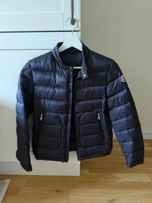 Moncler acorus  - Knappt använd, mycket bra skick. Barnstorlek 152cm, sitter som en XS. Har alla lappar sparade.
