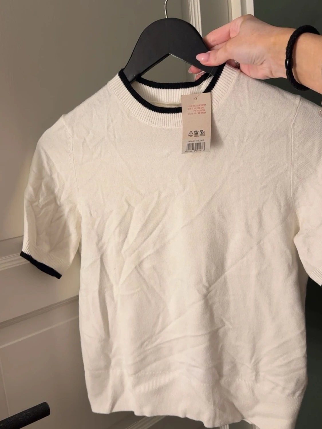 Vit kortärmad topp med svarta detaljer