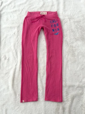 Hollister lågmidjade byxor  - Ett par byxor från Hollister i storlek XS. Rakt över midjemått: ca 33cm. Innebenslängd: ca 75cm. Jag fraktar inom 24h, frakt med PostNord prioriteras. Se liknande plagg i min profil!