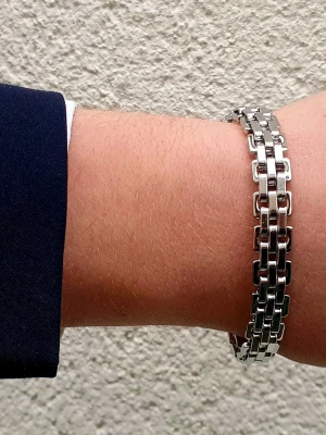 STAINLESS STEAL -  ARMBAND - Detta armband i rent rostfritt stål erbjuder en tidlös och elegant design som kompletterar varje outfit. En lyxig accessoar med balanserad tyngd och polerad finish – för mannen/kvinnan som uppskattar diskret elegans.