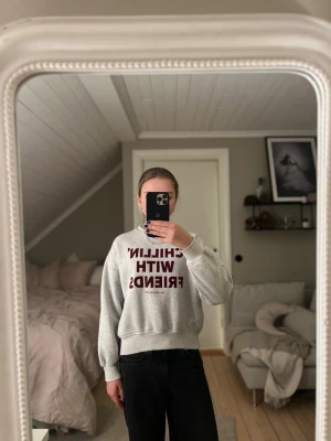 Grå sweatshirt med tryck - Jätte fin tröja med vinröd text från ZARA. Säljer denna tröja för att den börjar bli för liten för mig❤️