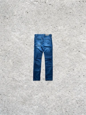 Ysl Jeans 2010 Yves Saint Laurent - 🌶️Yves saint laurent jeans från 2010 era 🌶️: 8/10 skick, utbytt knapp och justerade smått i längd : Trevliga fades och snygg logga på bakficka (3:e bild) : Size 46, passar som 30W i midjan : Har en rkt fet gömd bakficka : Kom privat för fler bilder, mått osv 👏