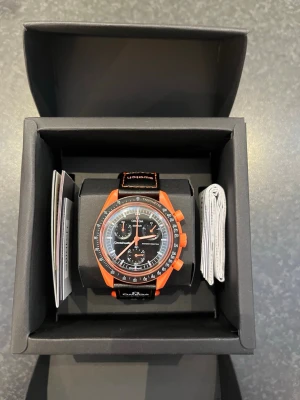 Omega Moon Swatch Misson On Earth Lava - Helt ny