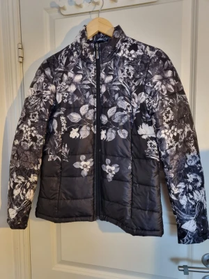 Pufferjacka, vårjacka - Säljer denna jacka som är i mycket fint skick! Är osäker på om den har använts någon gång🩷