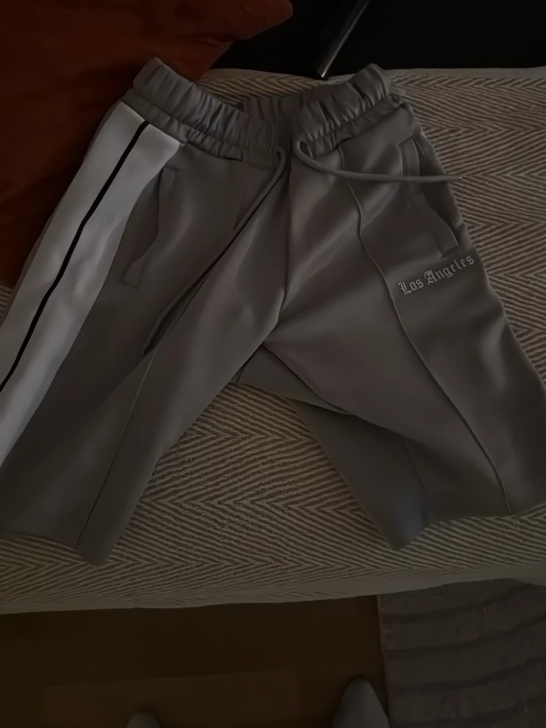 Grå shorts med text Los Angeles