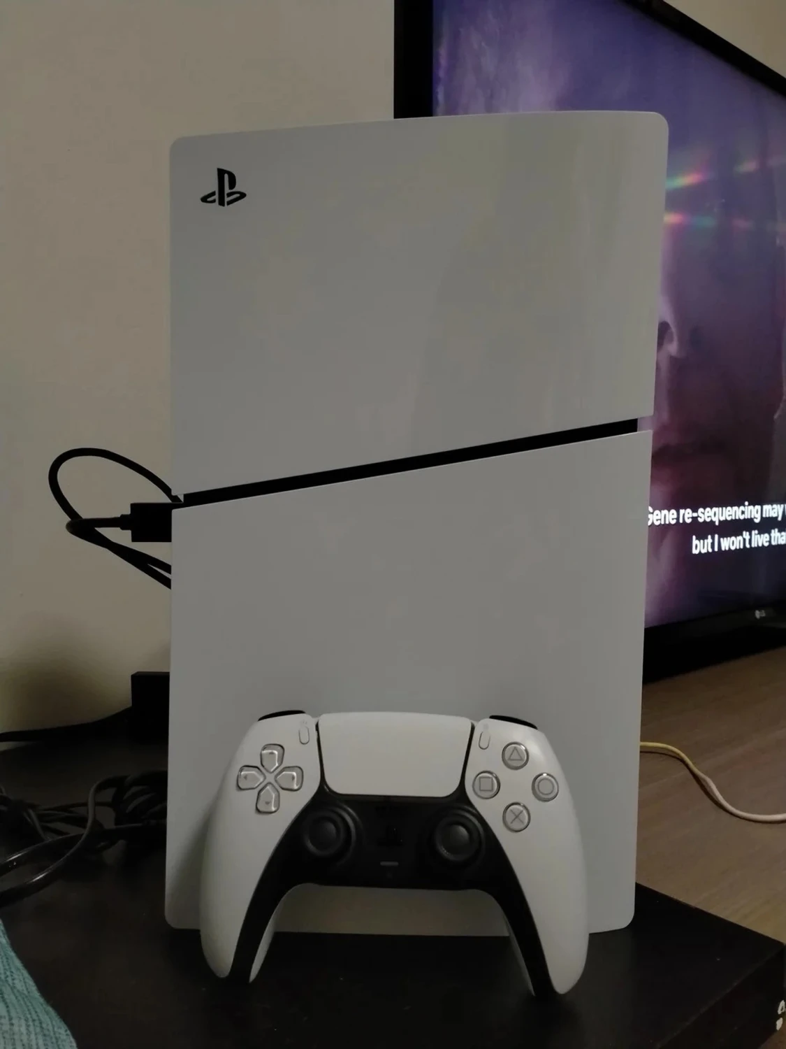 Vit PlayStation 4 med handkontroll