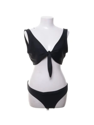Svart bikini - Fin bikini som man knyter fram