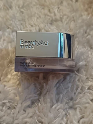 BeautyAct Hydra Sheer Setting Powder - Hydra Sheer Loose Setting Powder från BeautyAct by Kicks. Transparent puder i fyrkantig plastburk med silvrigt lock. Ultrafint puder som fixerar din bas och ger en naturlig finish. Nyans No.01. Tillverkad i Italien.