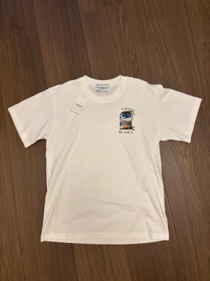 Casablanca t-shirt - Säljer just nu en vit casa Blanca t shirt i helt nytt skick. En trendig modell som passar perfekt nu till sommaren. Tveka inte av att höra av er! (Svarar snabbt)