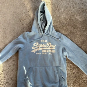 Superdry VINTAGE - Hoodien har den dära perfekta vintage looken som man vill ha. Skriv om du har några frågor😊 pris kan diskuteras vid snabb affär