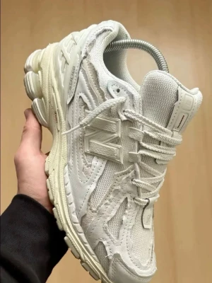 Vita New Balance 1906D sneakers - Säljer ett par vita New Balance 1906D protection pack sneakers med mesh och läderdetaljer. Skorna har chunky sula, klassisk N-logga på .
