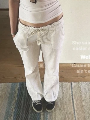 Roxy linnebyxor - Populära linnebyxor från Roxy💕 lite smutsiga allra längst ner men inget som märks, annars mycket bra skick!  Normalpris 499